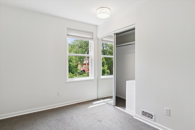 Building Photo - Updated & Bright 2BR Condo in Prime Boulde...