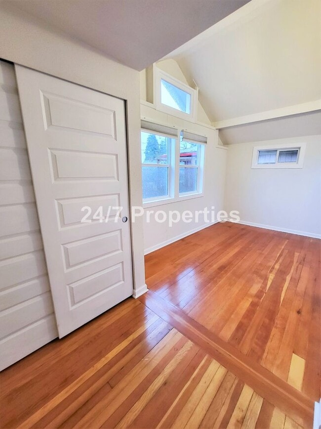 Building Photo - Classic 1 BD | 1 BA Cottage w/ Fenced Yard - SE Portland