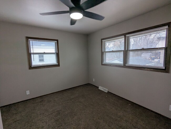 Building Photo - Welcome to your new home! Spacious 3 Bedro...