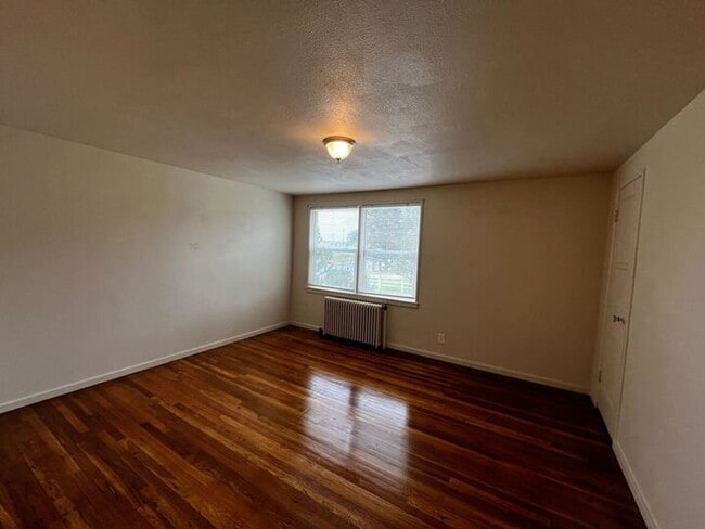 Building Photo - 2 BEDROOM 1 BATHROOM TOWNHOME CLOSE TO WAR...