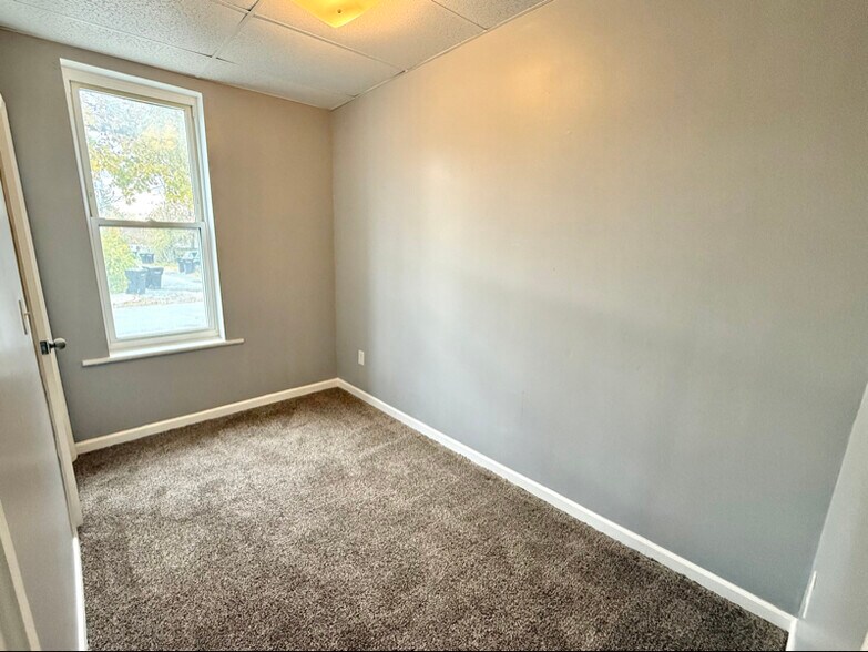 Building Photo - 6 Van Buren St