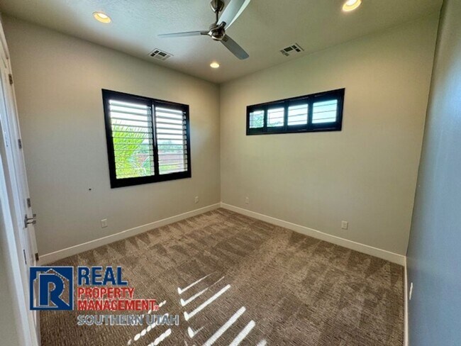 Building Photo - 4 Bedroom home on elevated Bloomington lot...