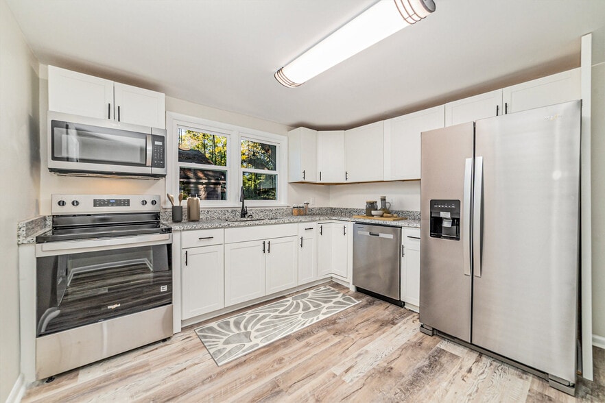 Building Photo - 211 Putnam St