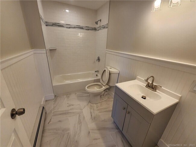 Building Photo - 120 Downing St