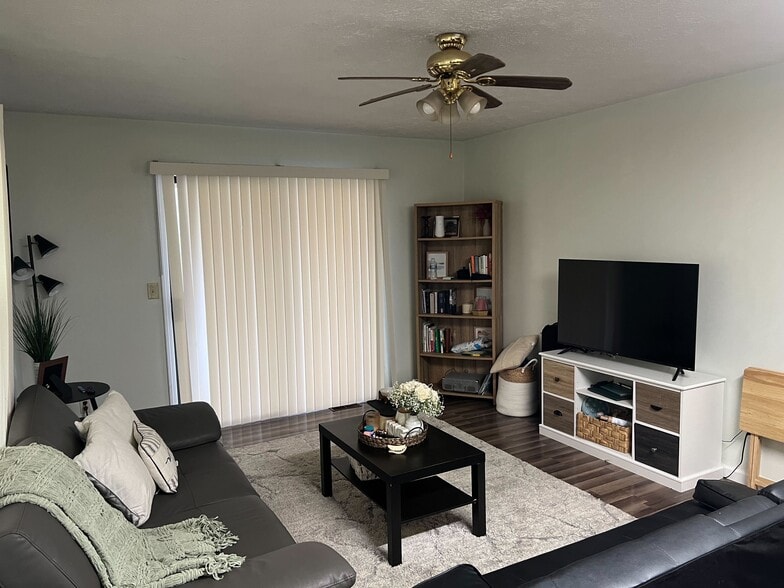 Building Photo - 5134 E Bluffview Dr