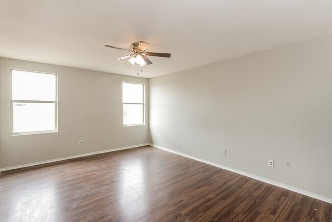 Building Photo - 1427 Golden Grass Dr