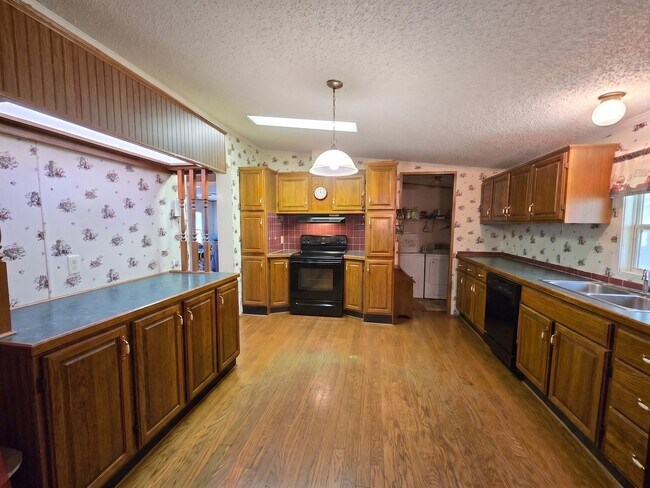 Building Photo - 423 Hallmark Dr