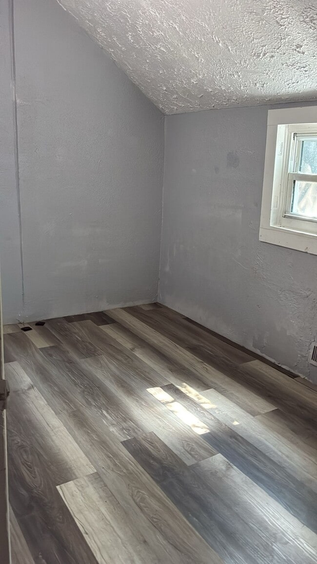 Building Photo - 209 Staunton St