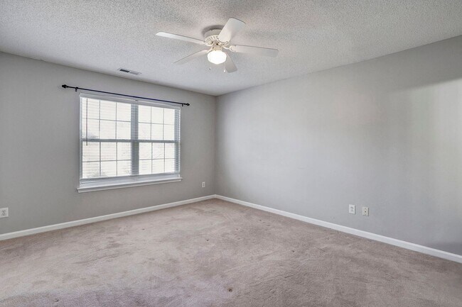 Building Photo - SINGLE FAMILY HOME- 3 Bedrooms 2.5 Baths