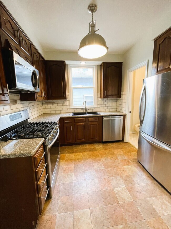 Building Photo - AVAILABLE NOW - Beautiful corner house in Webster Groves across the street from Avery Elementary!