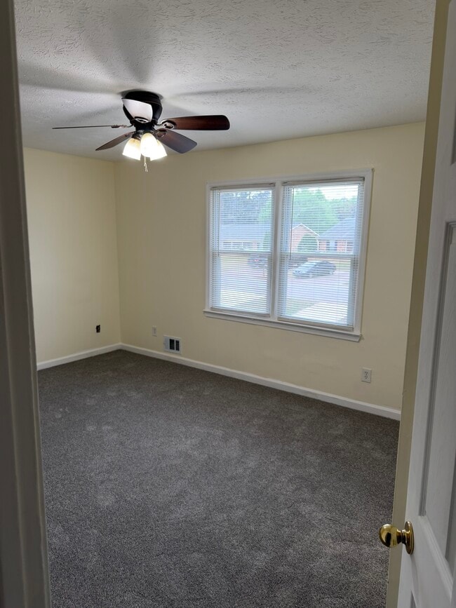 Building Photo - 557 Whitehall Ln