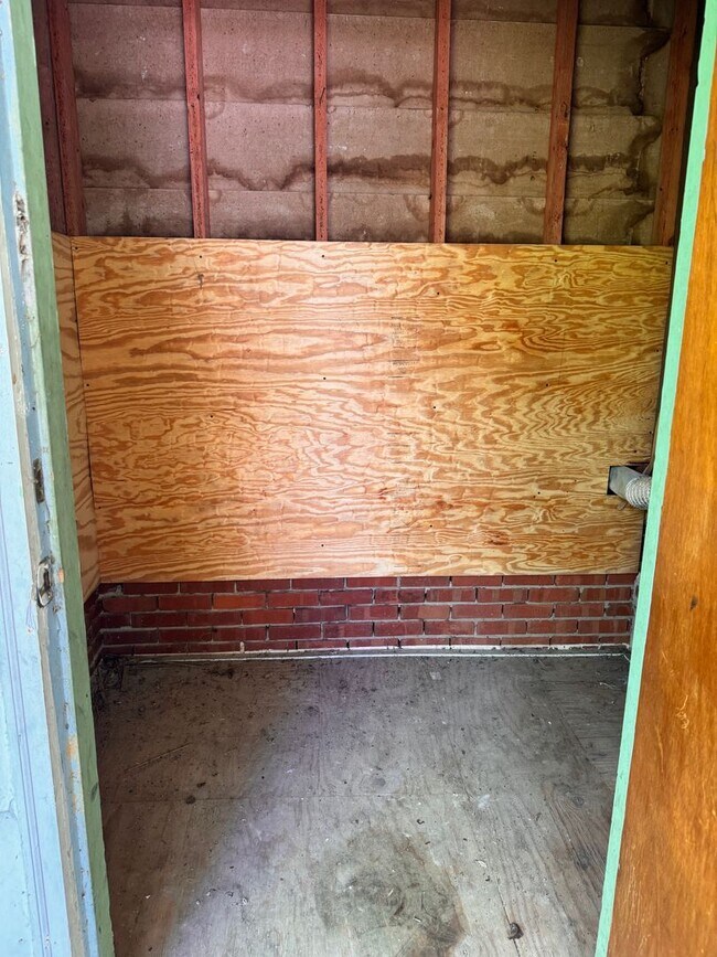 Building Photo - 3 bed, 1 bath brick home located in Troy