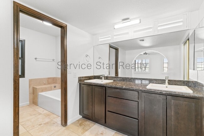 Building Photo - 439 E Barbara Dr