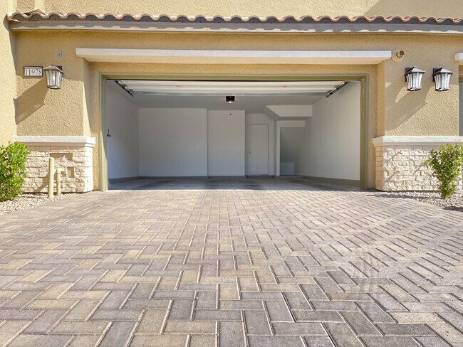 Building Photo - Stunning Summerlin Townhome with Private Downstairs Suite – Gated Community
