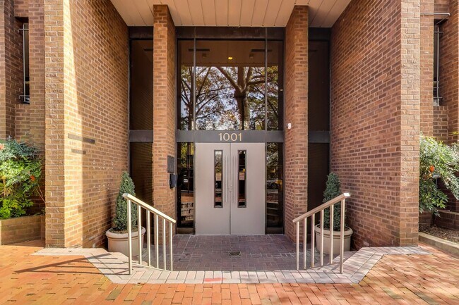 Building Photo - Large Foggy Bottom Beauty - 1+Den + 1 FB