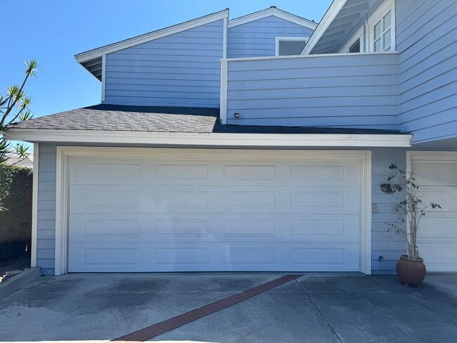 Building Photo - Eastside Costa Mesa Townhome with 2-Car Ga...