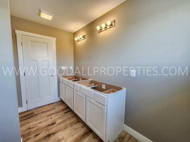 Building Photo - 6 Bedroom 4 bathroom two story home in Waukee