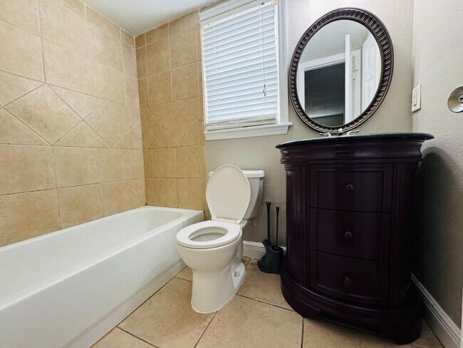 Building Photo - 1 Bed/1 Bath Ground Floor Condo in recently renovated apartment community.