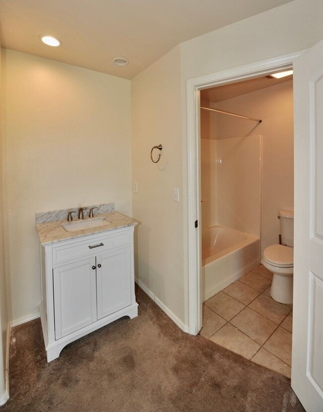 Building Photo - 3 bed 2 bath rancher duplex (stainless appliances & granite counters)