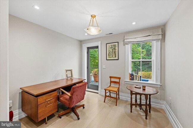 Building Photo - 1524 Swann St NW