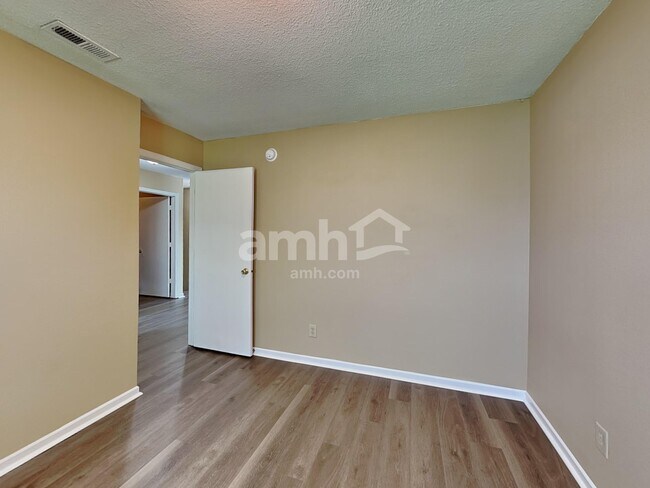 Building Photo - 944 Stonehurst Dr