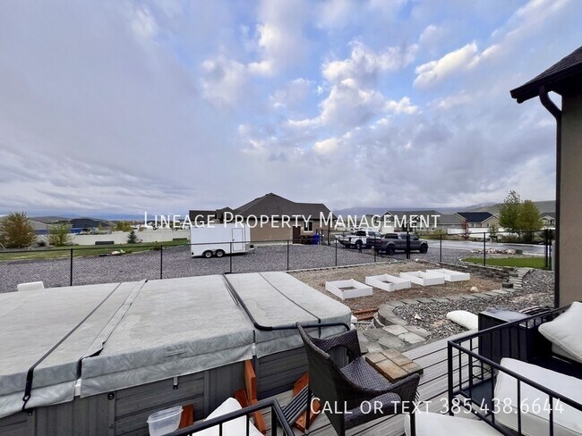 Building Photo - 9722 N Horizon Dr