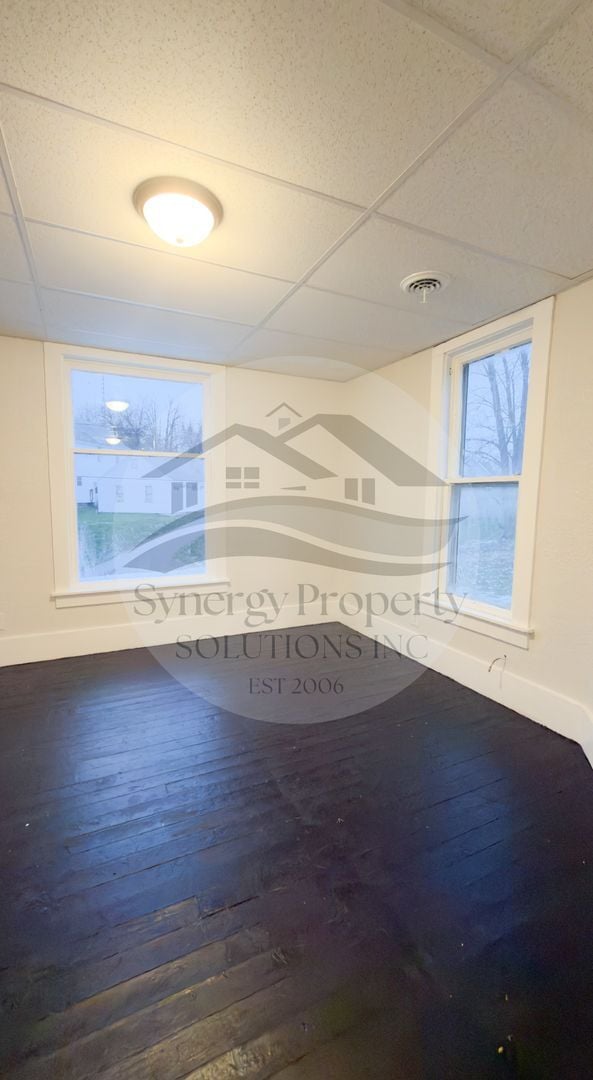 Building Photo - Large Home Available Now