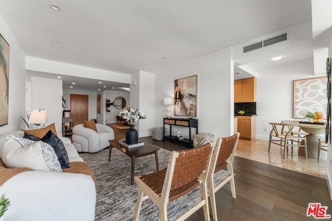 Building Photo - 13600 Marina Pointe Dr