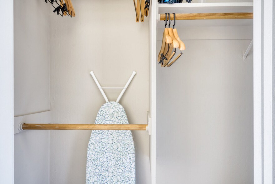 Building Photo - 644 Edgewater Blvd