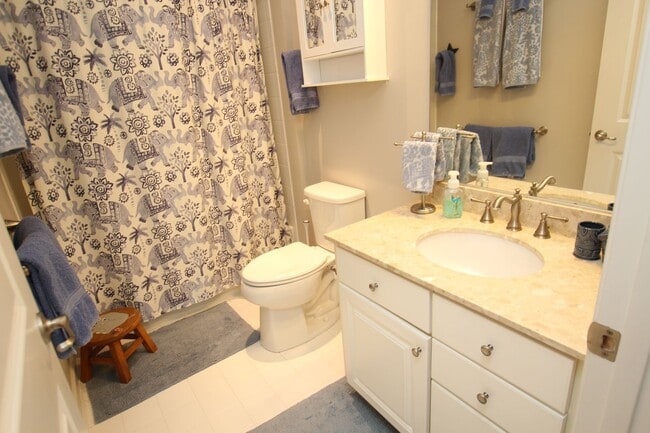 Building Photo - Beautiful Furnished Home Close to Bethany ...