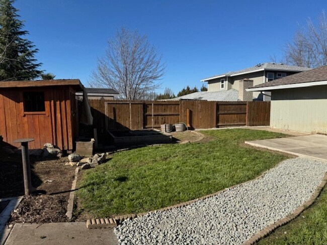 Building Photo - AVAILABLE NOW!!  LARGE, REMODELED 3 BEDROOM HOME / LARGE FENCED YARD
