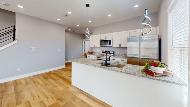 Building Photo - 1205 Hedge Ave