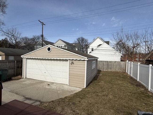 Building Photo - 1465 E 14 Mile Rd