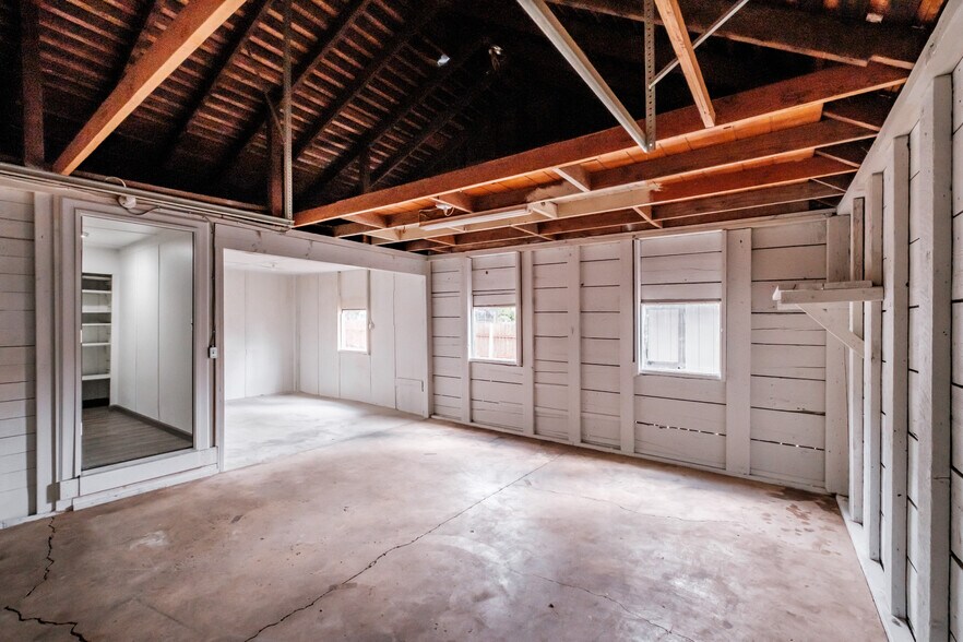 Building Photo - 147 NE Elm St
