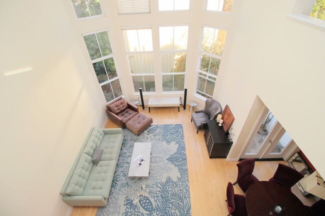 Building Photo - Best deal in the Dogpatch! Spacious top floor 2 bedroom loft. Plenty of natural light and up to d...