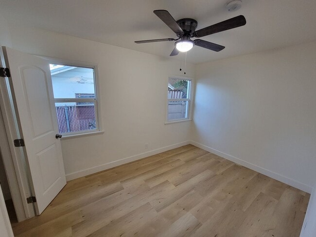 Building Photo - Renovated 3 Bed, 2 Bath 1122 Sqft front un...