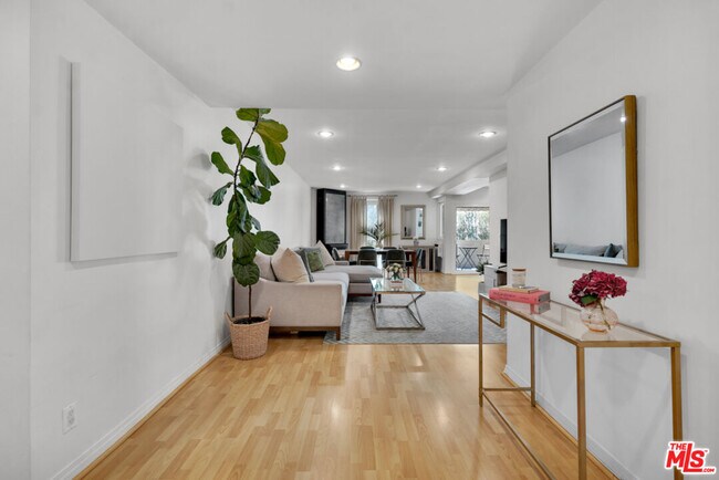 Building Photo - 11789 Montana Ave