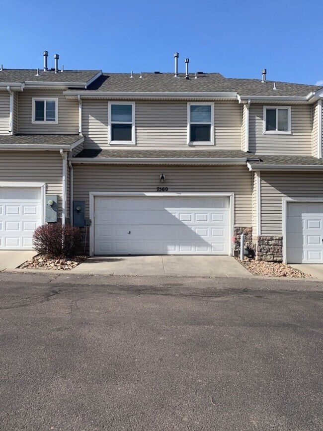 Building Photo - Newly Updated 3Bed/3Bath Townhome Near Ft Carson!