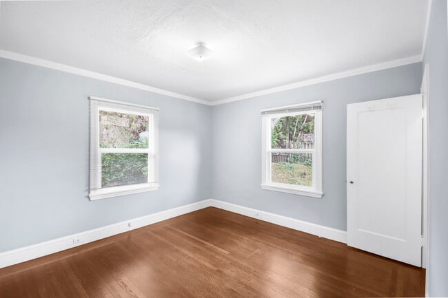 Building Photo - 733 Grosvenor Pl