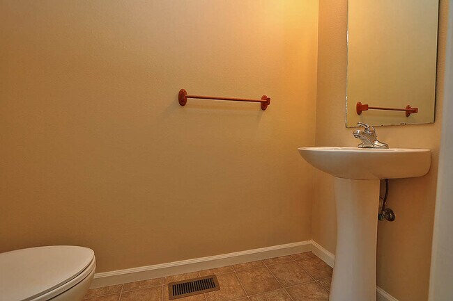 Building Photo - 4 Bedroom House Close to Campus