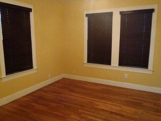 Building Photo - Charming 2/1 House in Hyde Park- Available for August!