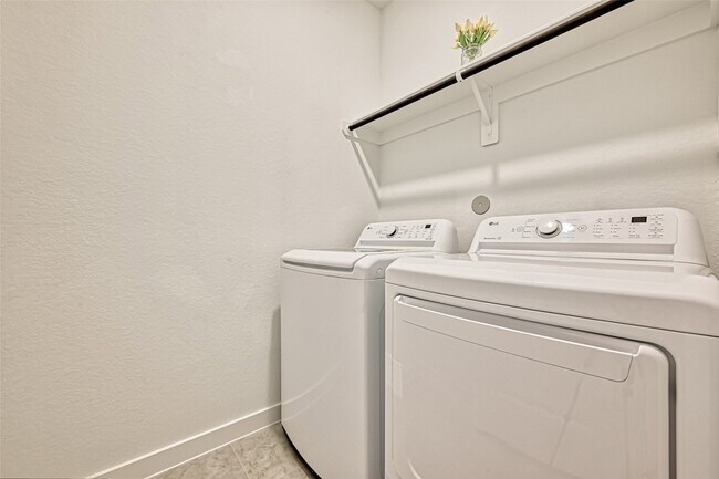 Building Photo - 323 Highland Bayou Dr