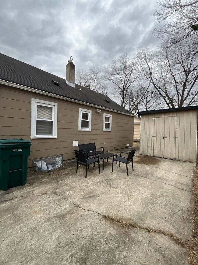 Building Photo - Charming 3 bedroom, fully furnished apartment