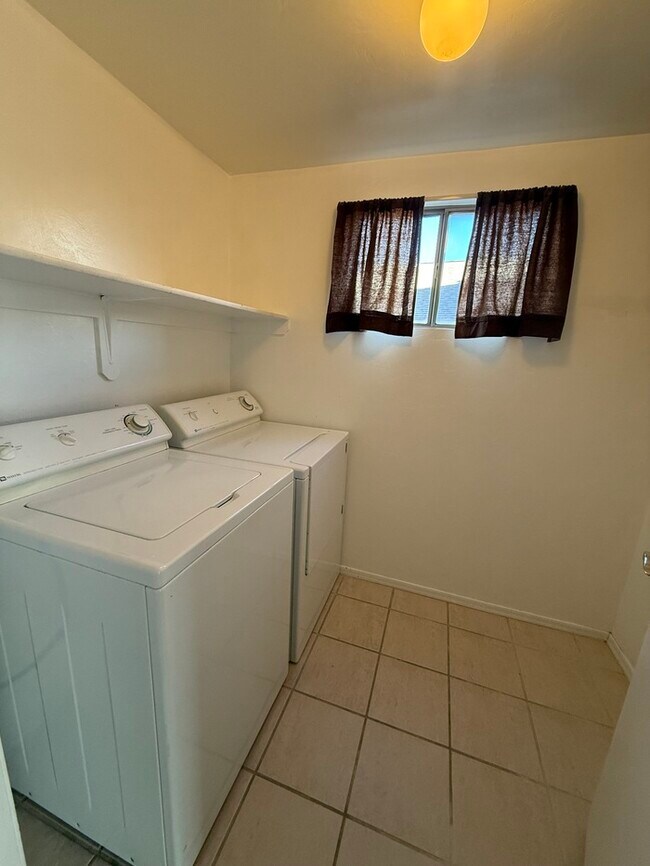 Building Photo - HOUSE FOR RENT