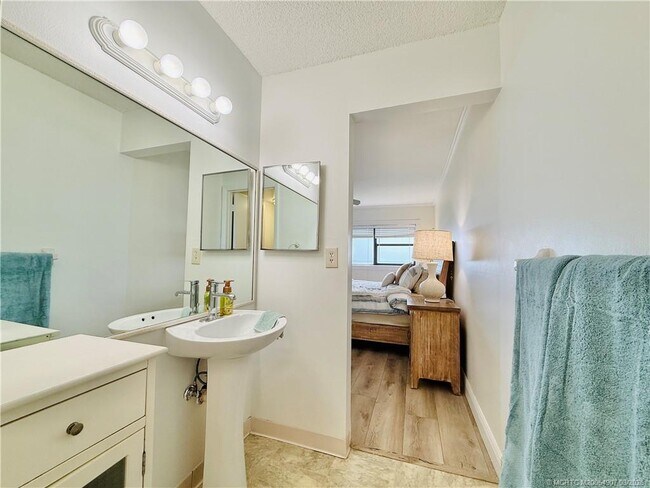 Building Photo - 7410 S Ocean Dr