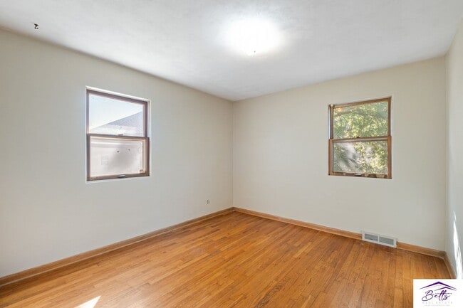 Building Photo - 601 Oak St