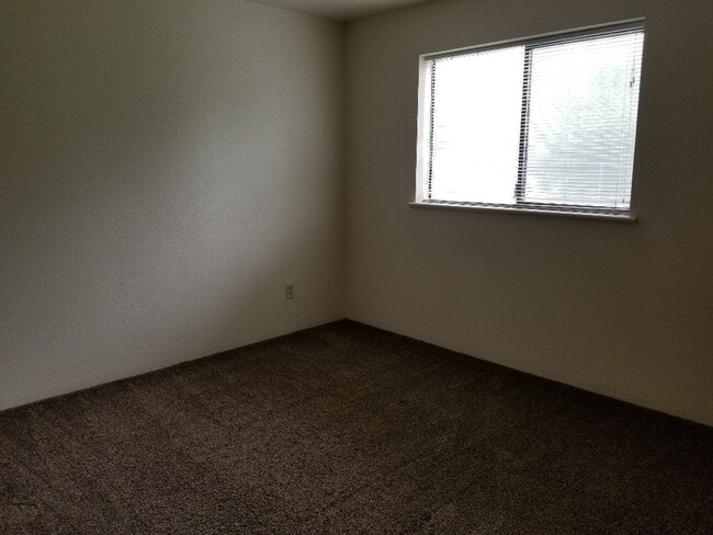 Building Photo - 1685 Cloverlawn Dr