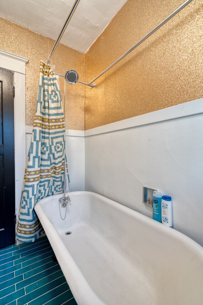 Building Photo - 2215 SE Powell Blvd