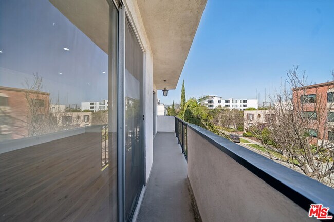 Building Photo - 333 S Elm Dr