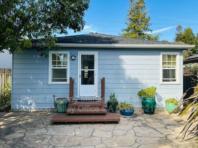 Building Photo - 624 Button St